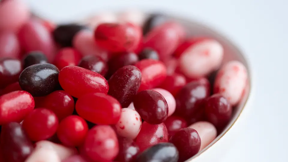 Un bol de bonbons rouges, blancs et foncés
