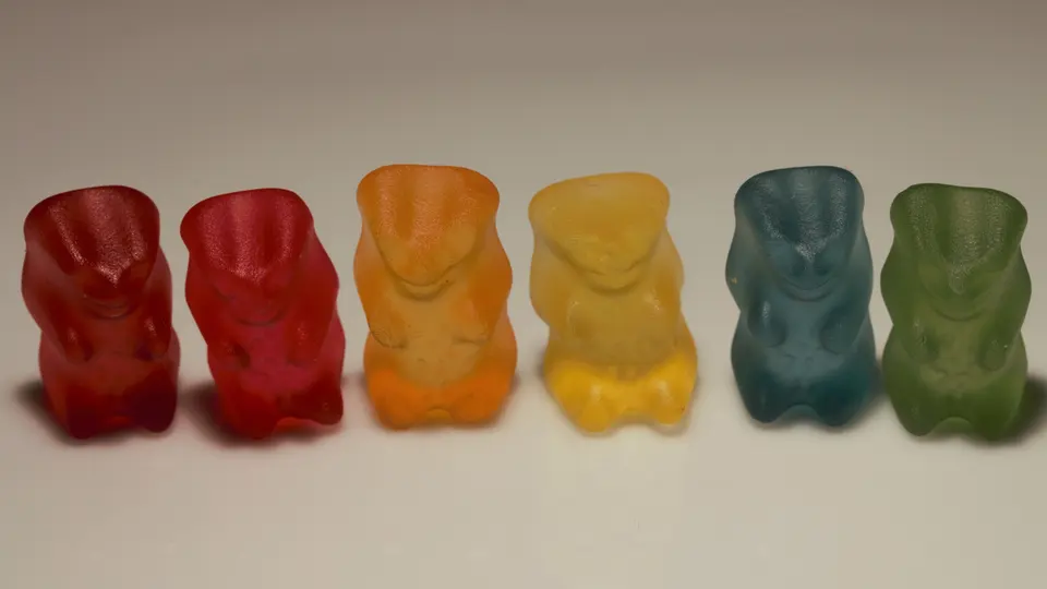 Oursons en gélatine colorés alignés