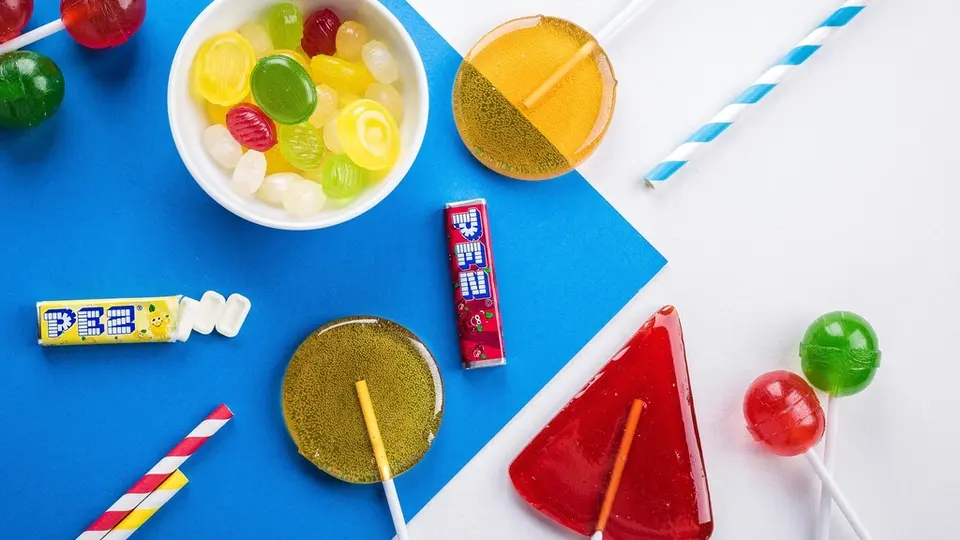 Sucettes et bonbons gélifiés sur fond bleu